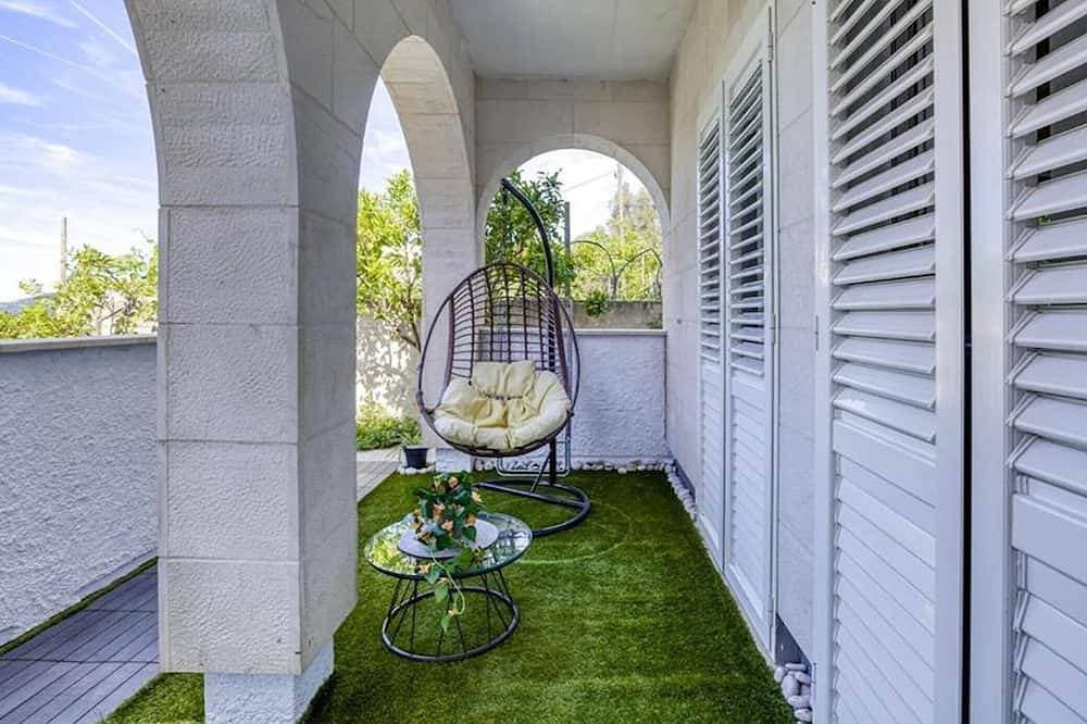 Apartment With Terrace And Garden 1