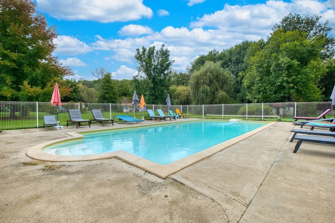 Foto 3 von 28: Gîte La Cascade – Domaine l'Étang des Mirandes mit Gemeinschaftspool