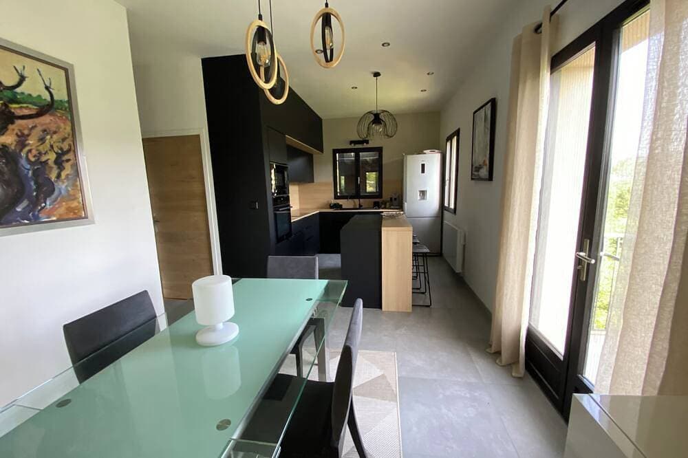 Foto 13 von 30: Contemporary home with a view of the mountains