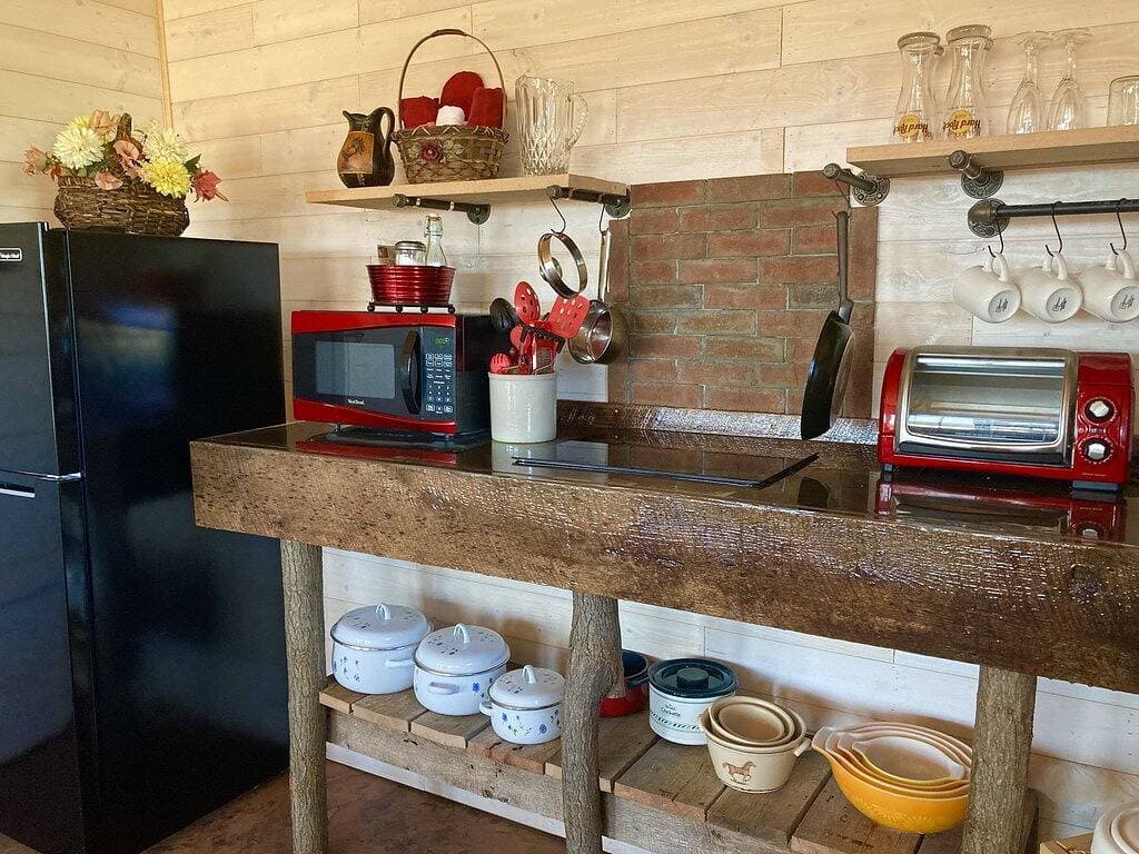 Foto 10 von 32: One room cabin set on our farm for a peaceful getaway.