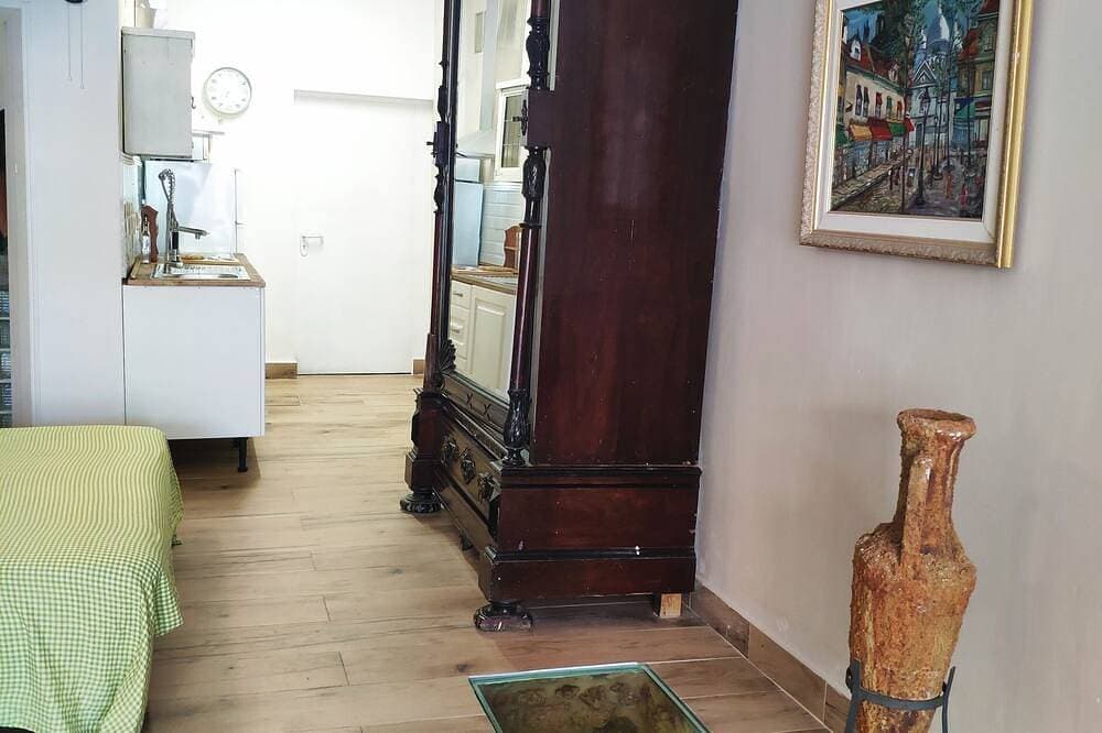 Foto 3 von 30: Loft Love, charming, cozy, comfortable, centrally located, king bed (2-4 pax).