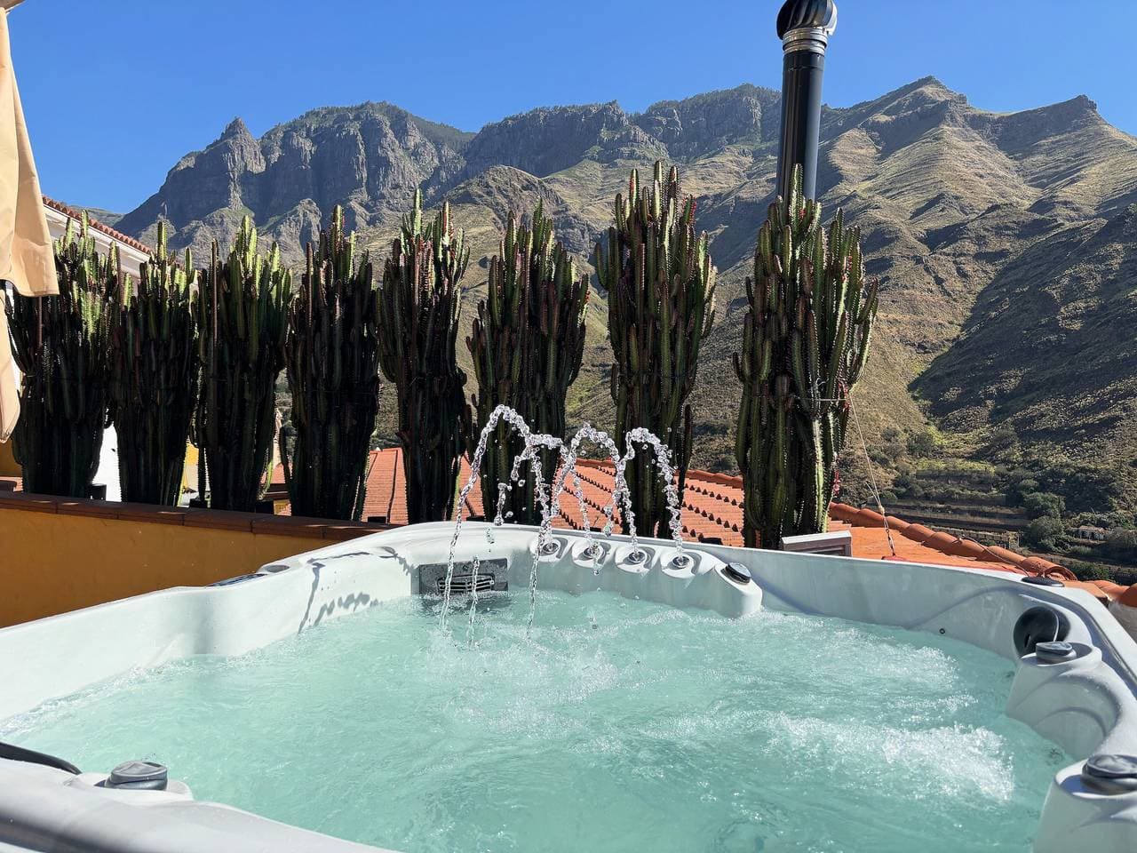 Foto 2 von 38: Casa Los Jazmines mit Pool & Whirlpool. Meerblick, WLAN & Klimaanlage