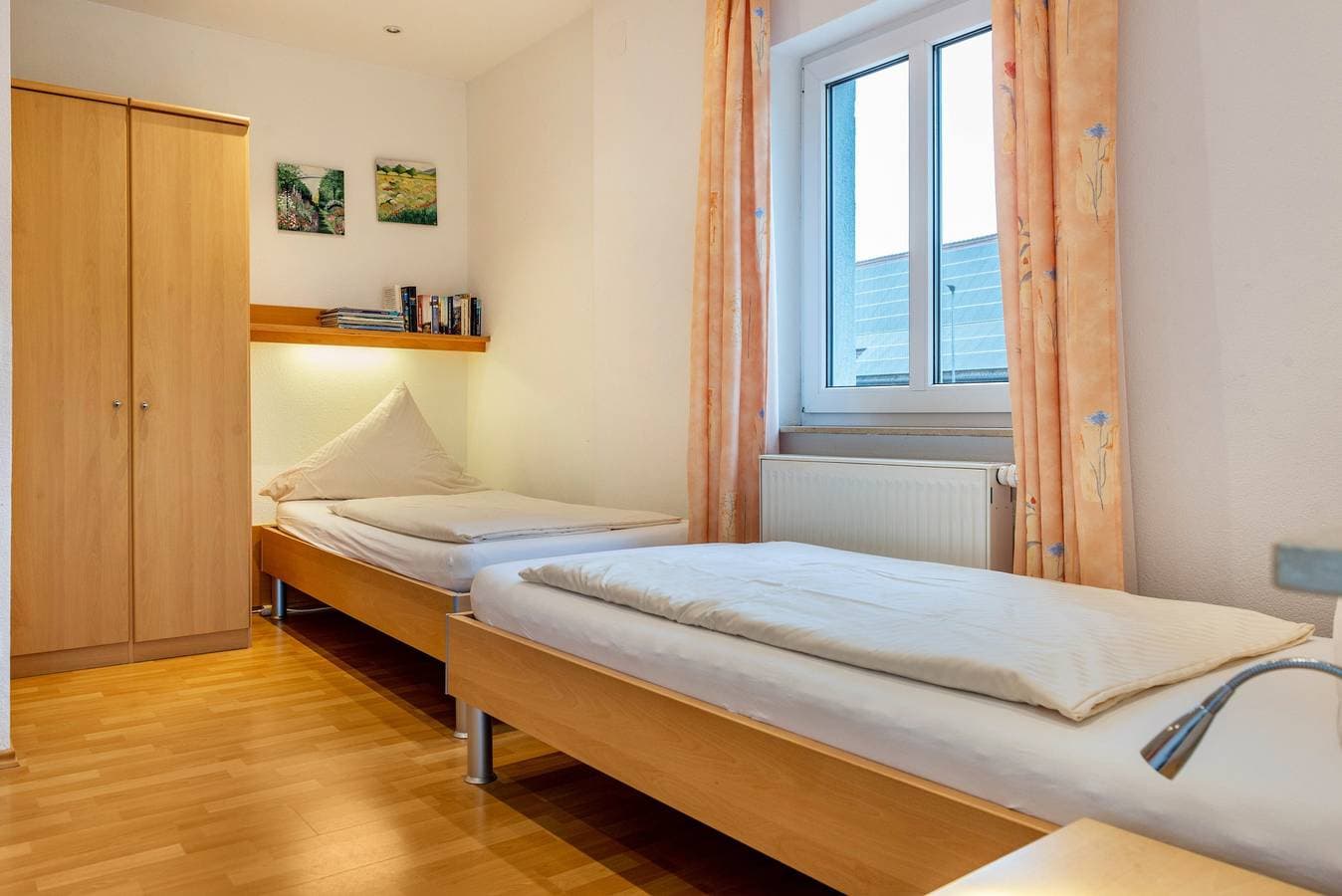 Foto 12 von 19: Lichtdurchflutete Ferienwohnung "Haus Nussbaum" in der Nähe des Bodensees mit WLAN, Terrasse und Garten; Parkplätze vorhanden