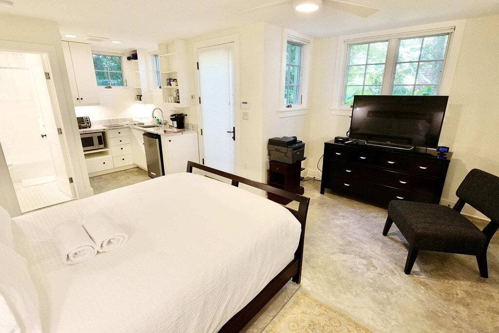 Foto 8 von 11: New Luxe Studio Cleveland Park near Zoo