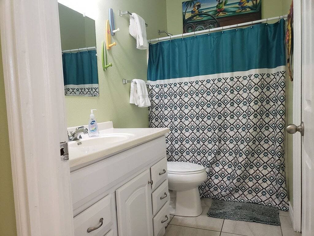 Foto 10 von 28: Affordable Efficiency 717E--In-Town, Easy Beach Access, and Pet-Friendly!