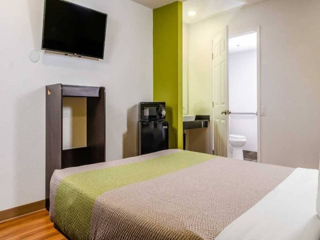 Foto 6 von 33: Queensize-Bett | Mobile Klimaanlage | Badewanne | Nsmk