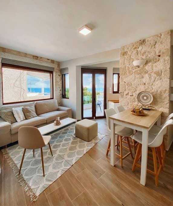 Makry-Gialos Luxury Seaview Apartment 1