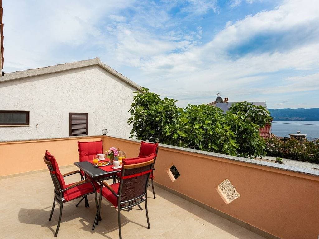 Foto 3 von 28: Ferienhaus in Vrbnik mit Schwimmbecken