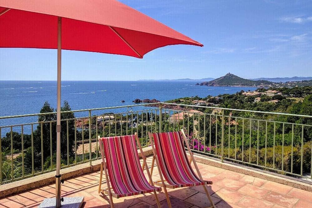 Wohnvilla mit großem Swimmingpool in Antheor, Südfrankreich 1