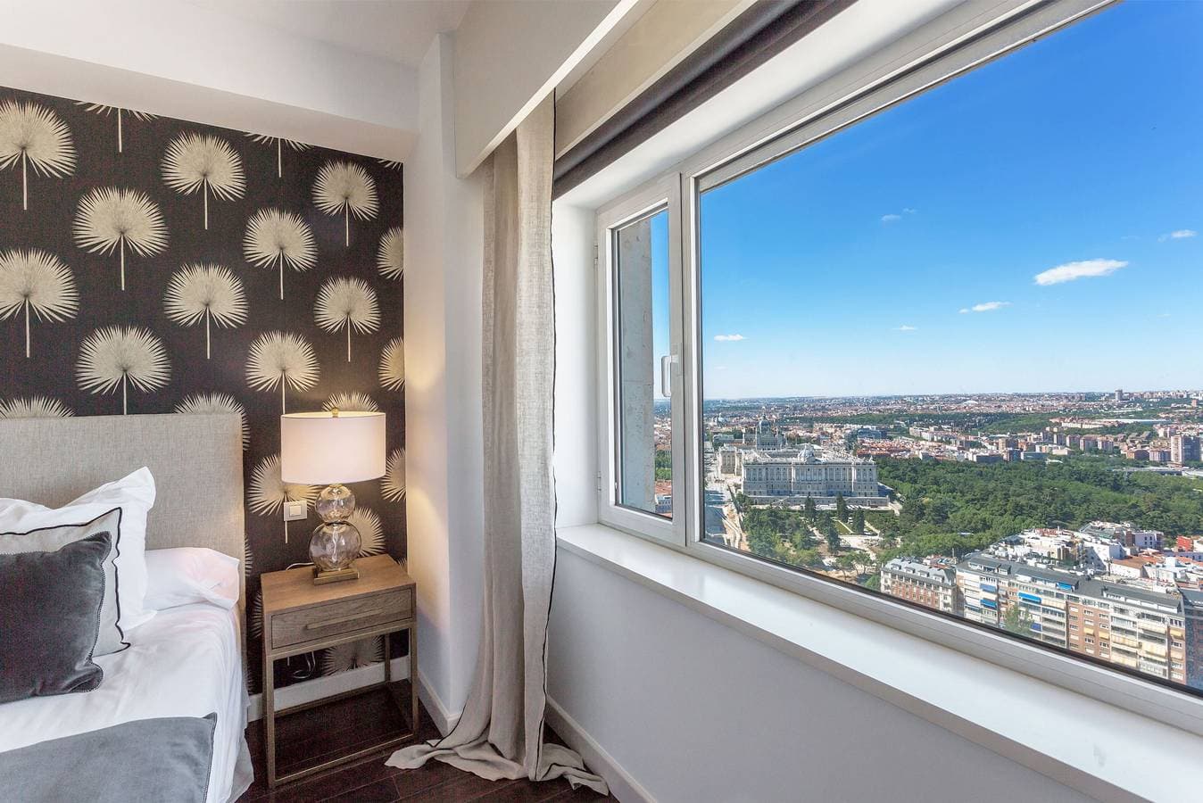 Foto 8 von 15: Luxury Apartment with amazing views of Madrid. Plaza de España II