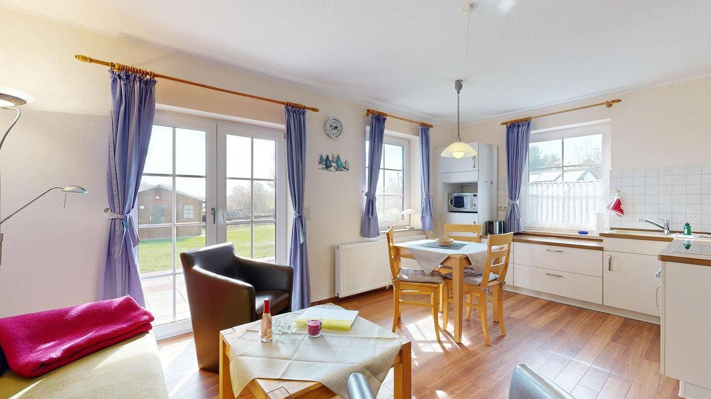 Foto 9 von 23: Traumhaftes Reetdachhaus in ruhiger Lage, Terrasse und mit großem Garten