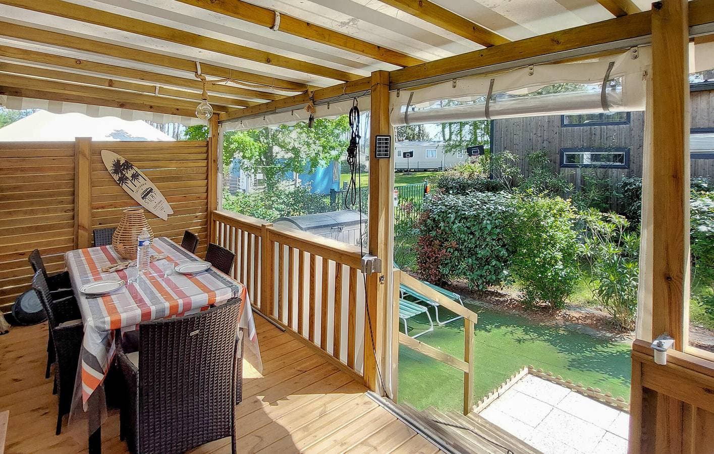 Foto 6 von 30: Gemütliches Mobilheim mit Pool, Garten & WiFi in der Nähe des Restaurants Les Pinèdes