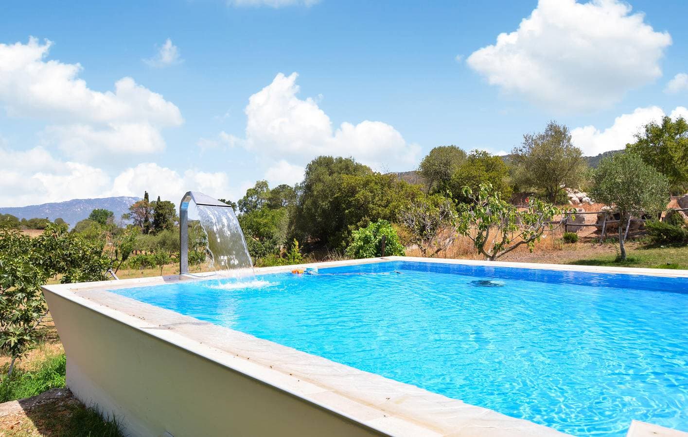 Foto 4 von 38: Rückzugsort am Pool mit Blick auf Garten und Fluss