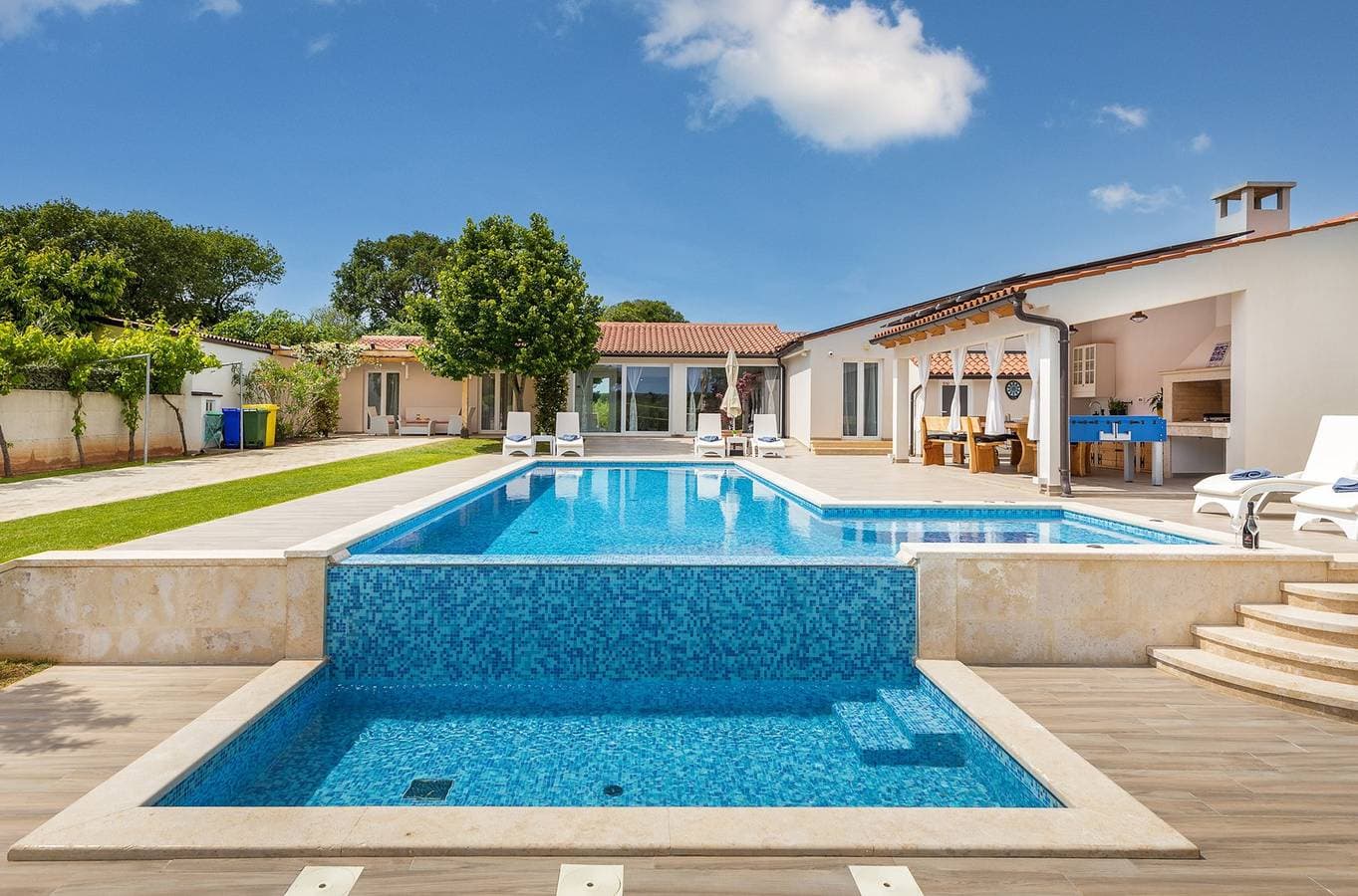 Foto 3 von 58: Eine wunderschöne Villa mit privatem Pool in der Nähe des Meeres.