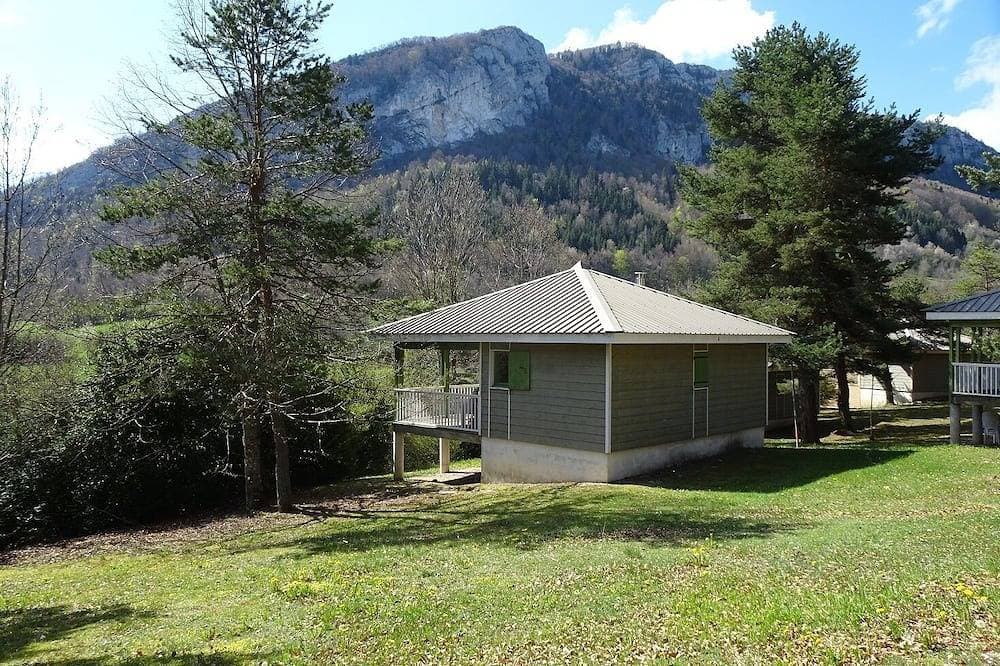 Chalet in a quiet wooded area 10 minutes from the village. Mountain view 1