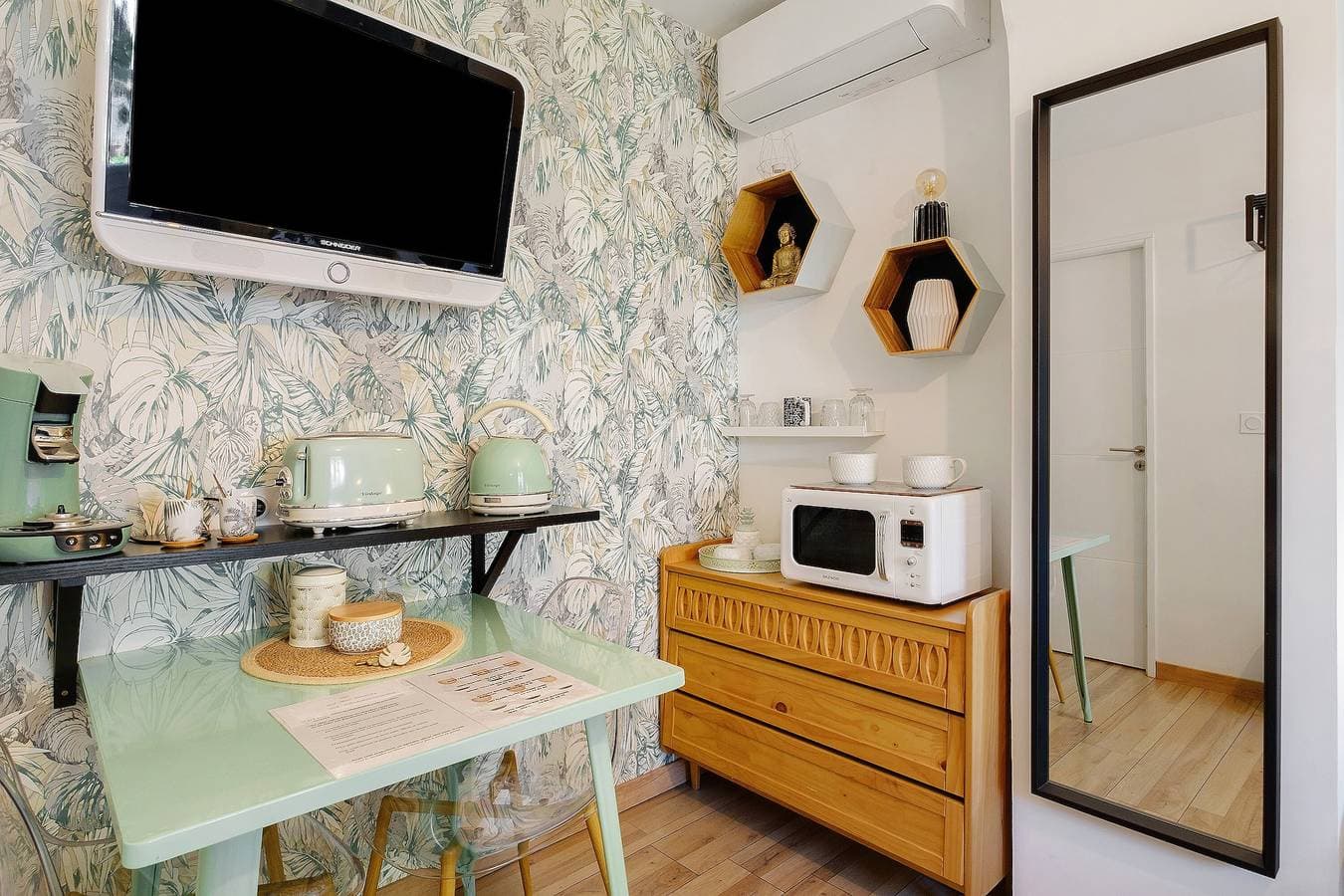 Foto 13 von 27: Gästezimmer „Jungle“ mit Gemeinschaftspool, WLAN und Klimaanlage