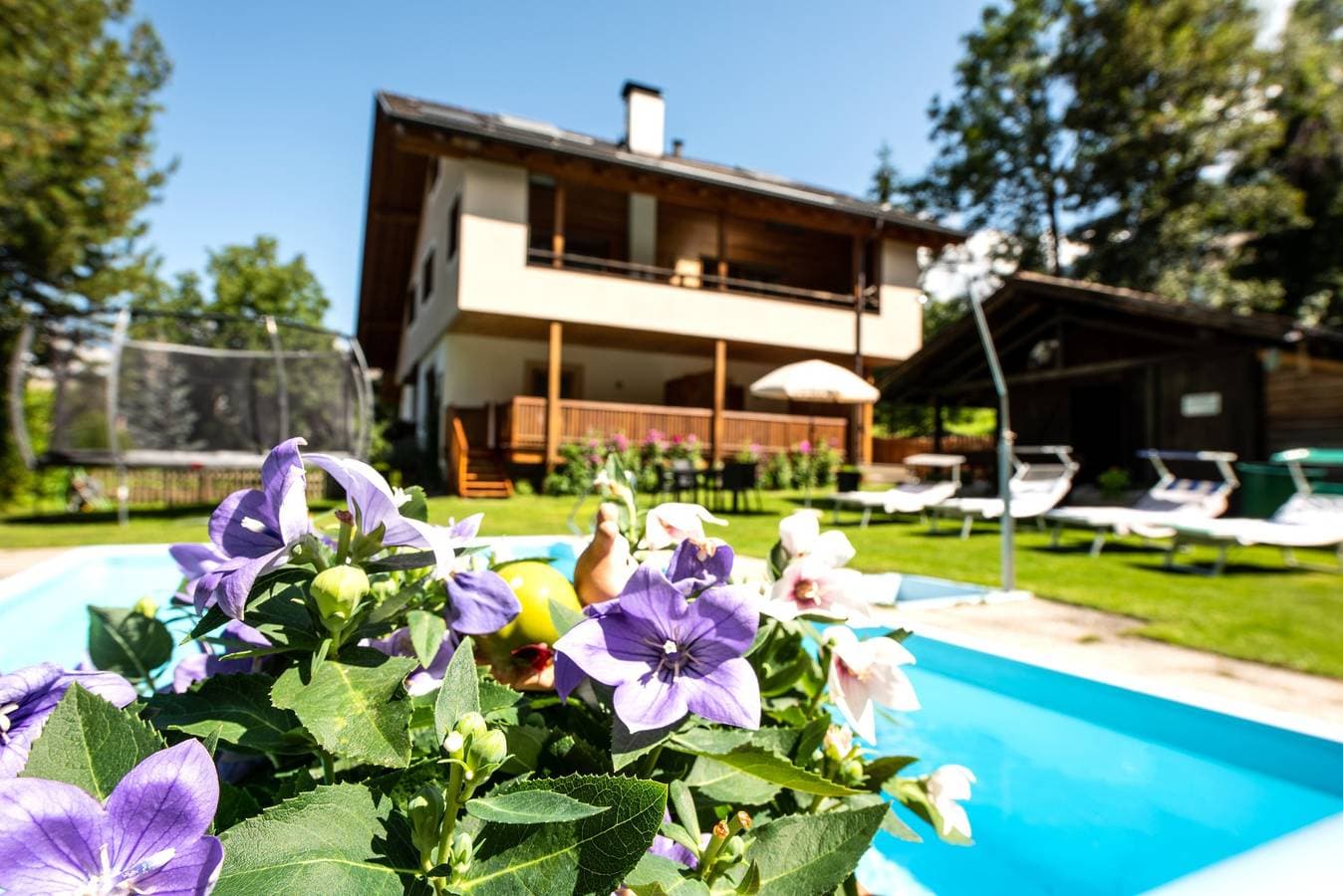 Foto 12 von 30: Ferienwohnung "Bergfrieden 2 A" mit Bergblick, Pool, WLAN, Terrasse & Garten