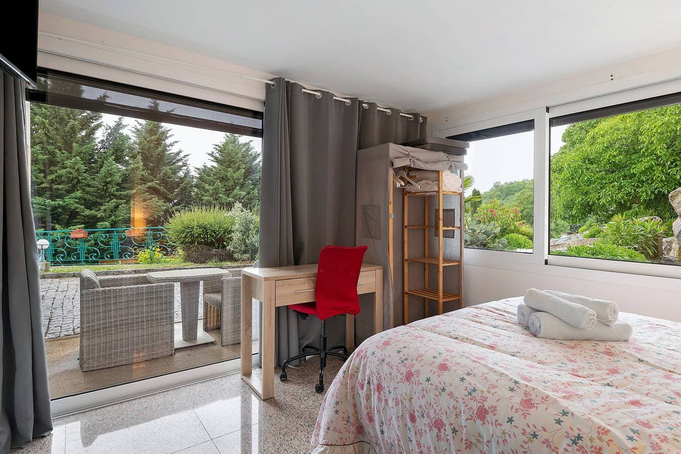 Foto 5 von 37: Gästezimmer „La Chambre Iris“ mit Pool, gemeinsamem Garten und WLAN