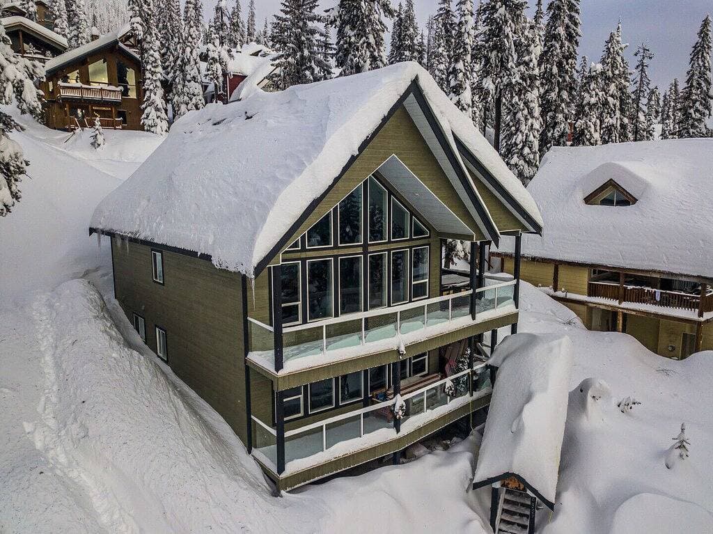 Foto 5 von 24: Das \"Howling Wolf\" ist ein gemütliches Ski-Chalet mit eigenem Whirlpool auf dem Deck. Ski rein / raus.