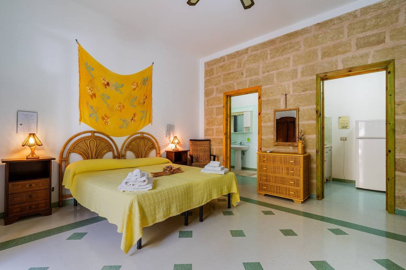 Foto 4 von 28: Ferienwohnung "Domus Mea Salento Arazzo Giallo" mit Gemeinschaftspool, Terrasse und WLAN
