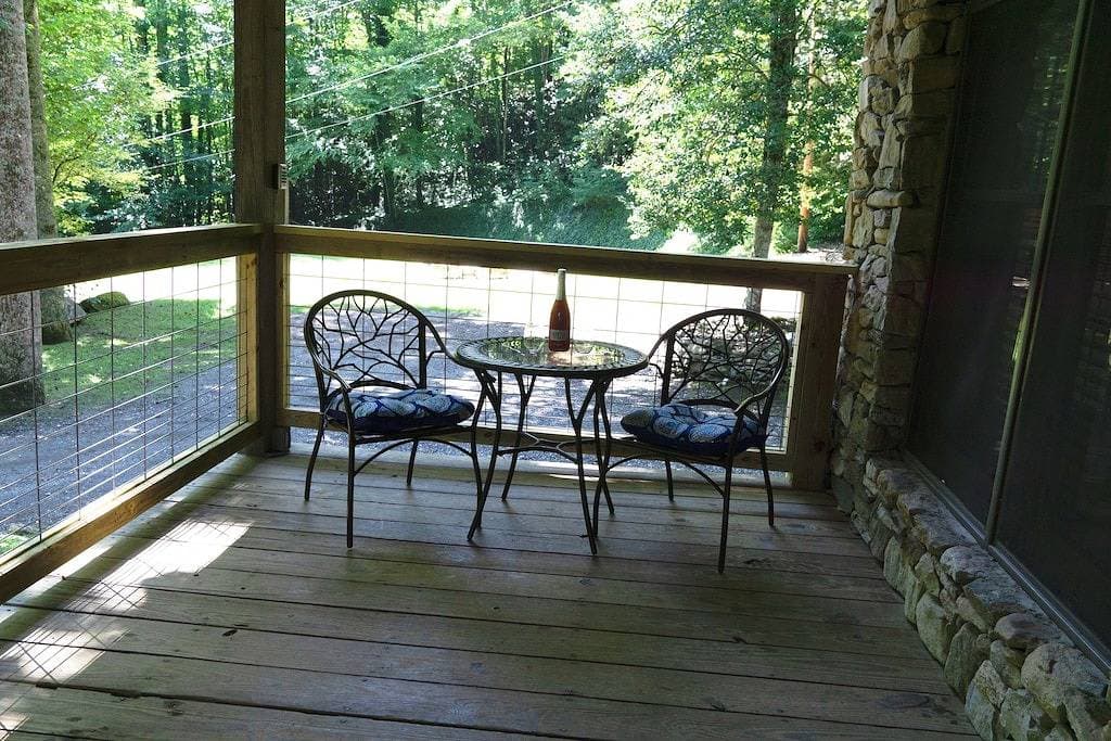 Foto 11 von 32: Dog Friendly, Polar Express, Hot tub, babbling creek