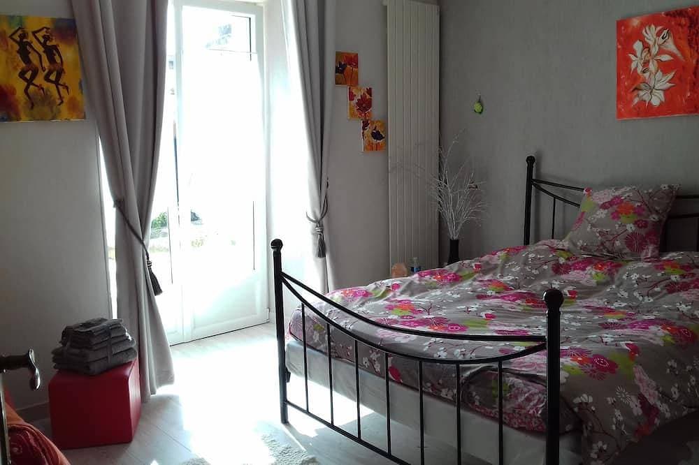 2 bedrooms in the side wing of the house 1