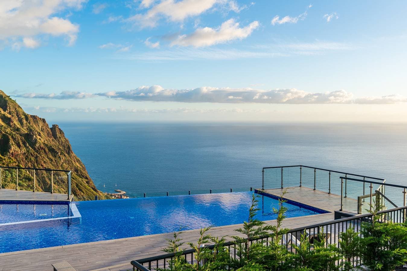Foto 5 von 38: Modern villa, shared infinity pool | SunsetCliff 4