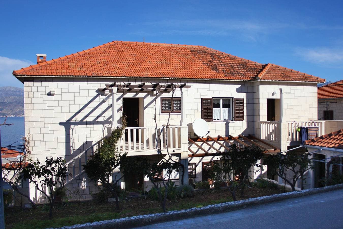 Foto 5 von 28: One bedroom apartment with balcony and sea view Postira, Brač -b