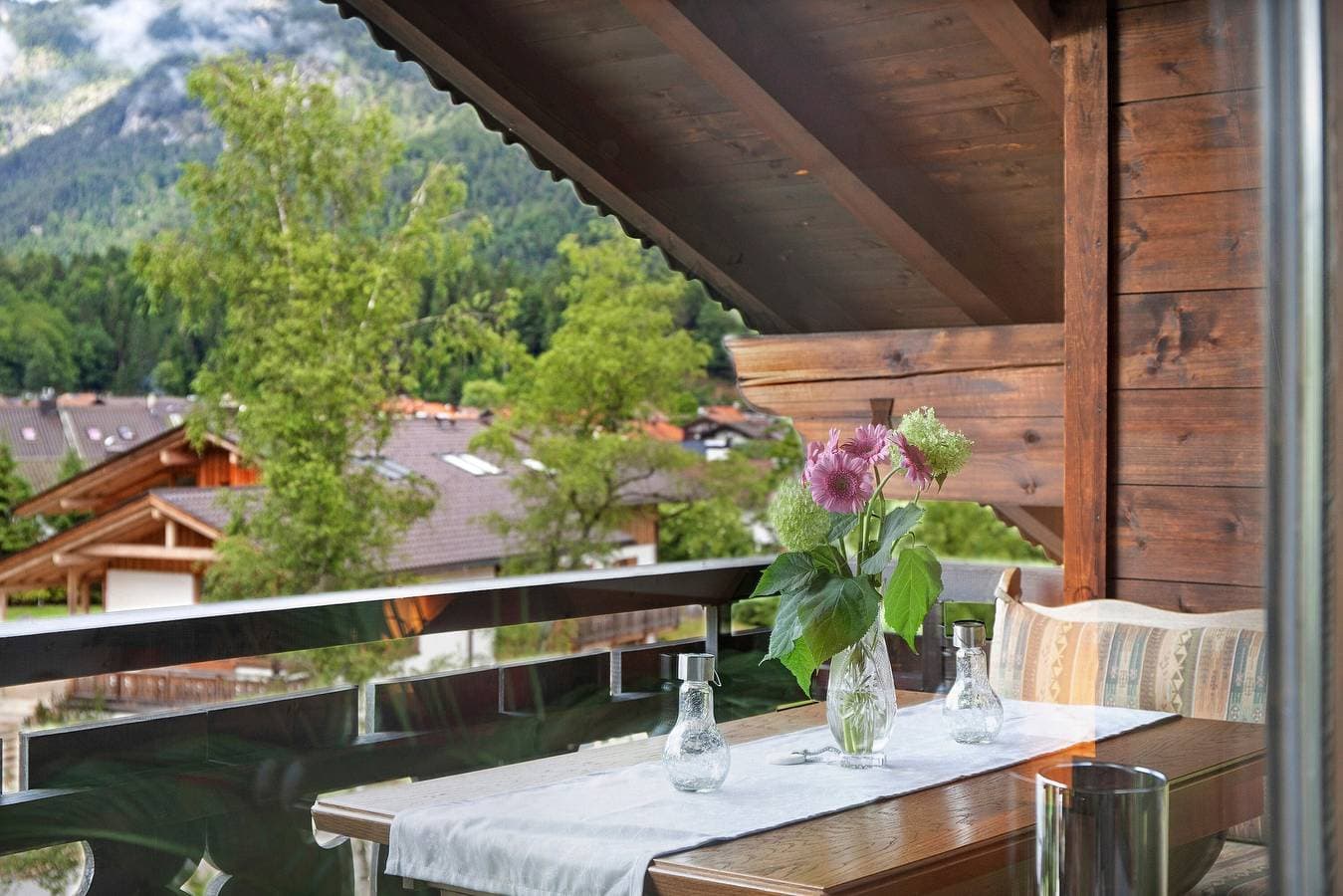 Foto 2 von 30: Einzimmerapartment 'Aschaubichl - Wohnung Anemone' mit Bergblick, Balkon und WLAN