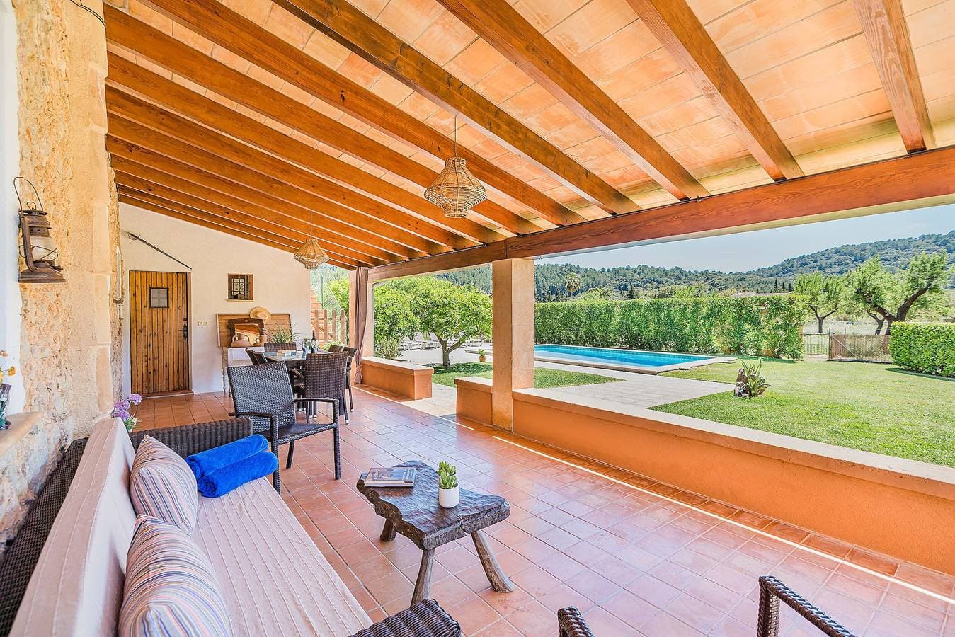 Foto 11 von 27: Villa Cati mit Blick aufs Land, Pool, Garten, Klimaanlage und WLAN