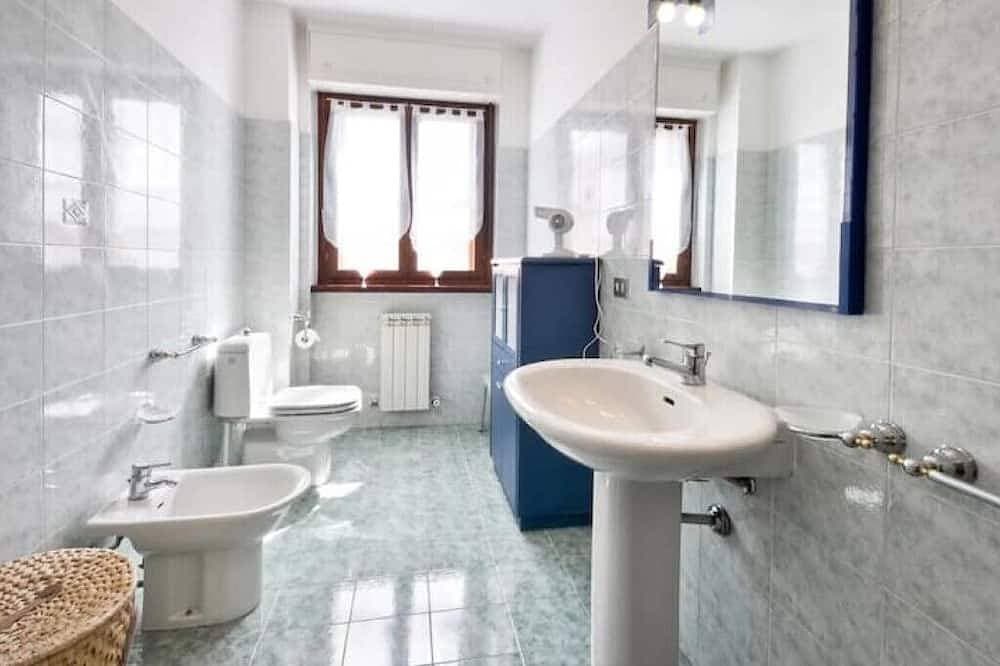 Foto 8 von 27: Stylish & Spacious Townhouse - Walk to Beach & Town