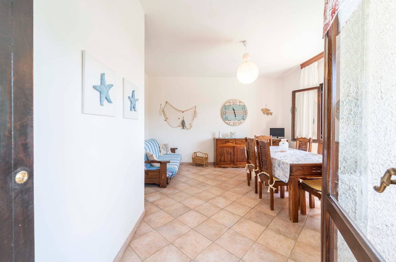 Foto 9 von 29: Ferienwohnung "Stintino Sea Front Apartments A" mit Meerblick und Gemeinschaftsgarten