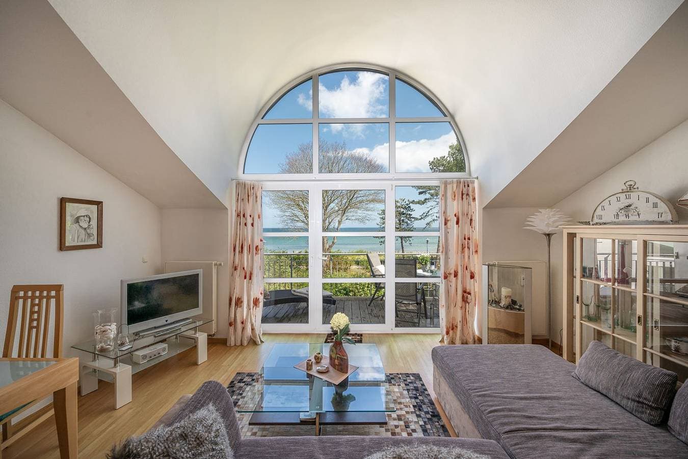 Elegante Ferienwohnung mit Meerblick und Galerie, direkte Strandlage 1