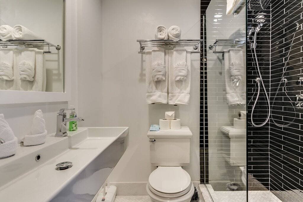Foto 8 von 17: Old Town Chicago at it's finest! Pet Friendly & Recently Renovated Top-Floor Condo Has Everything You Need for a Perfect Windy City Getaway by AllSet Turnover