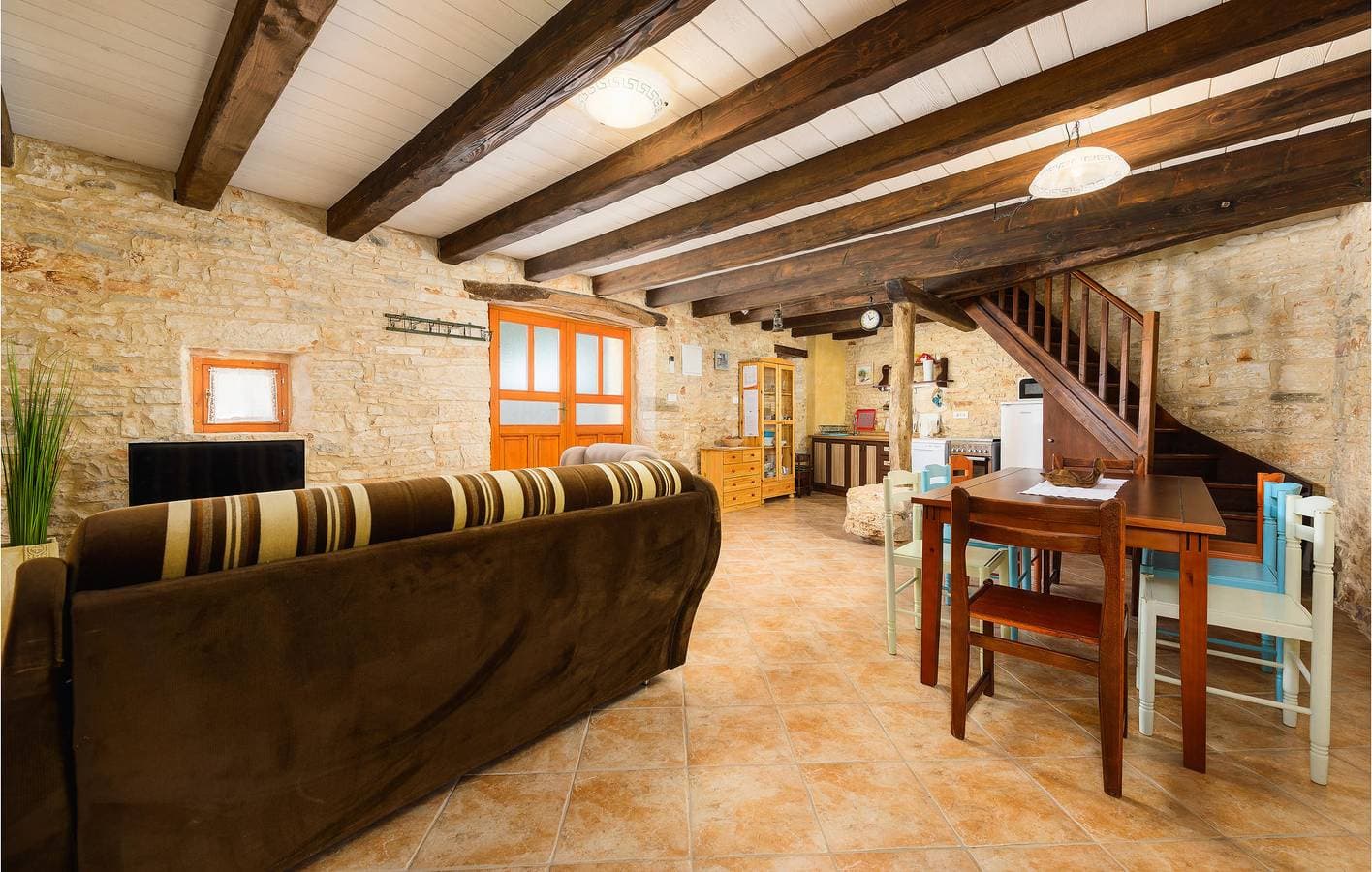 Foto 7 von 51: Geräumige 170 m² große Wohnung mit Pool, WLAN, Terrasse und Parkplatz