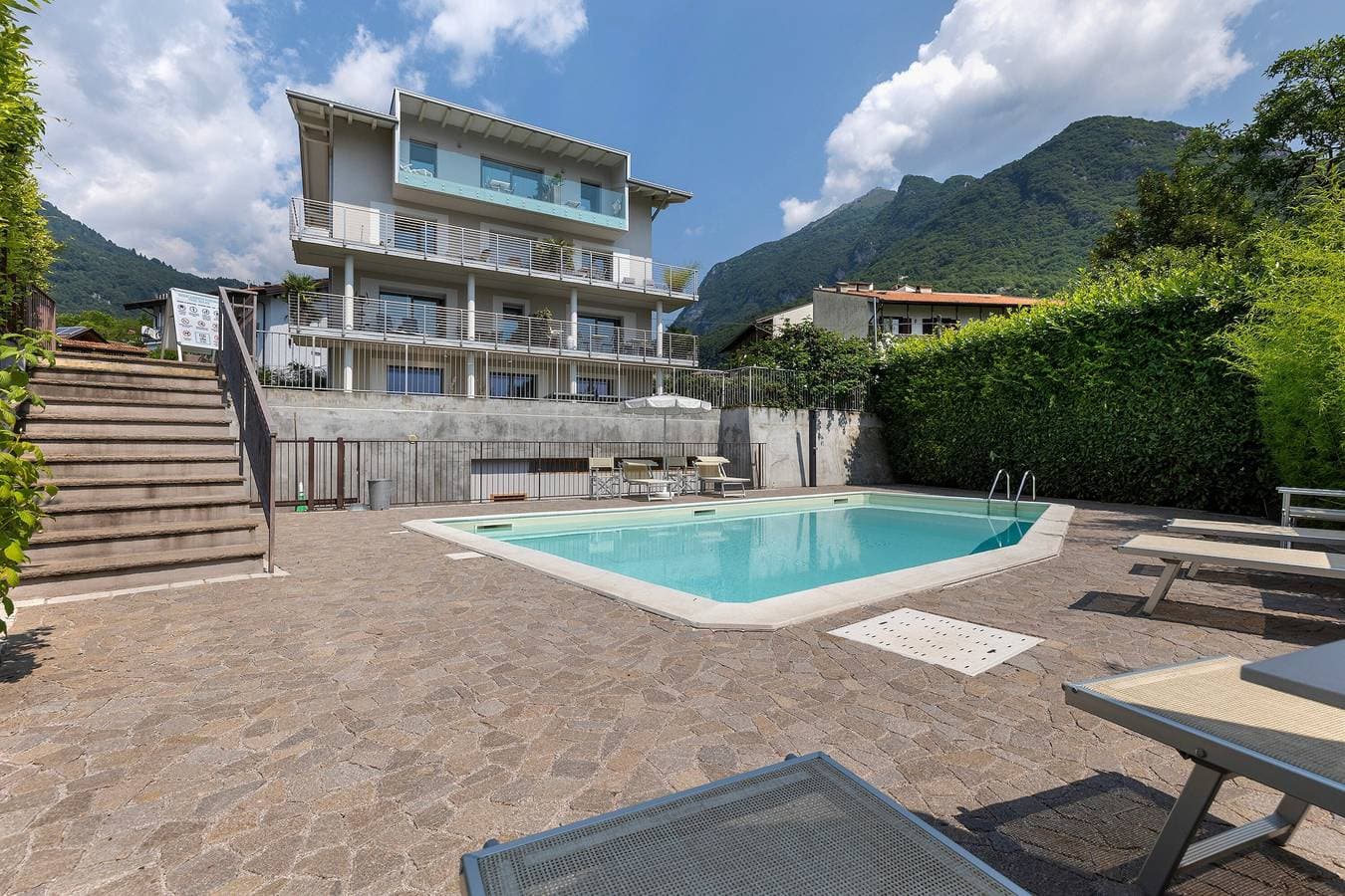Foto 2 von 32: Eco del Garda – Deluxe Studio 101 mit überdachter Terrasse und Seeblick