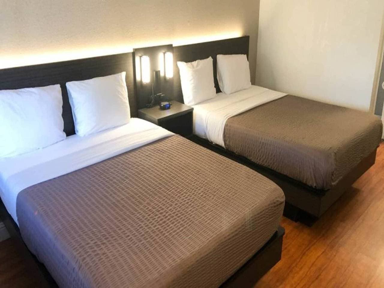 Foto 2 von 23: 2 Queensize-Betten | Nichtraucherzimmer