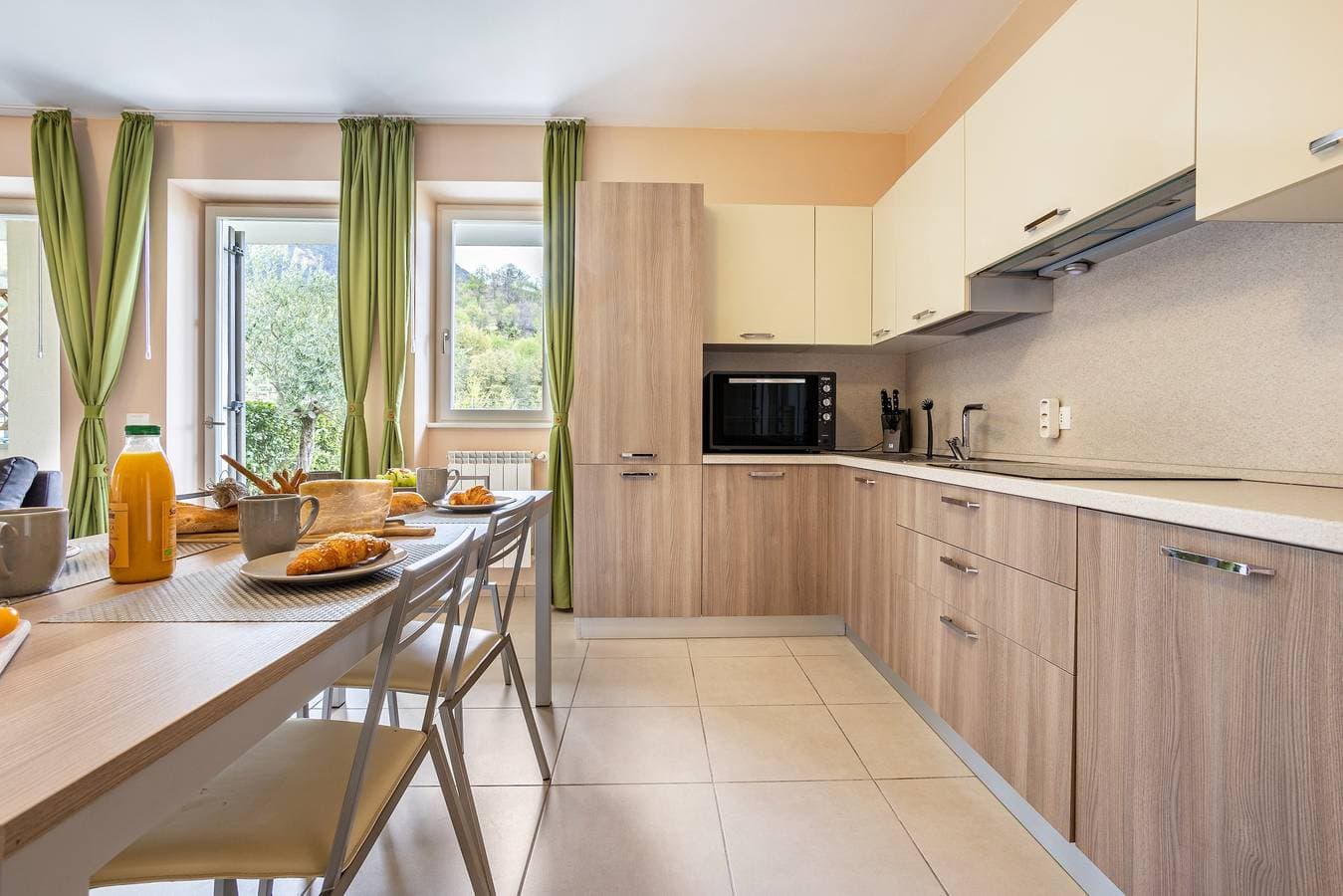 Foto 4 von 38: Residence La Villa - Ferienwohnung Principe mit Garten, Pool & WLAN