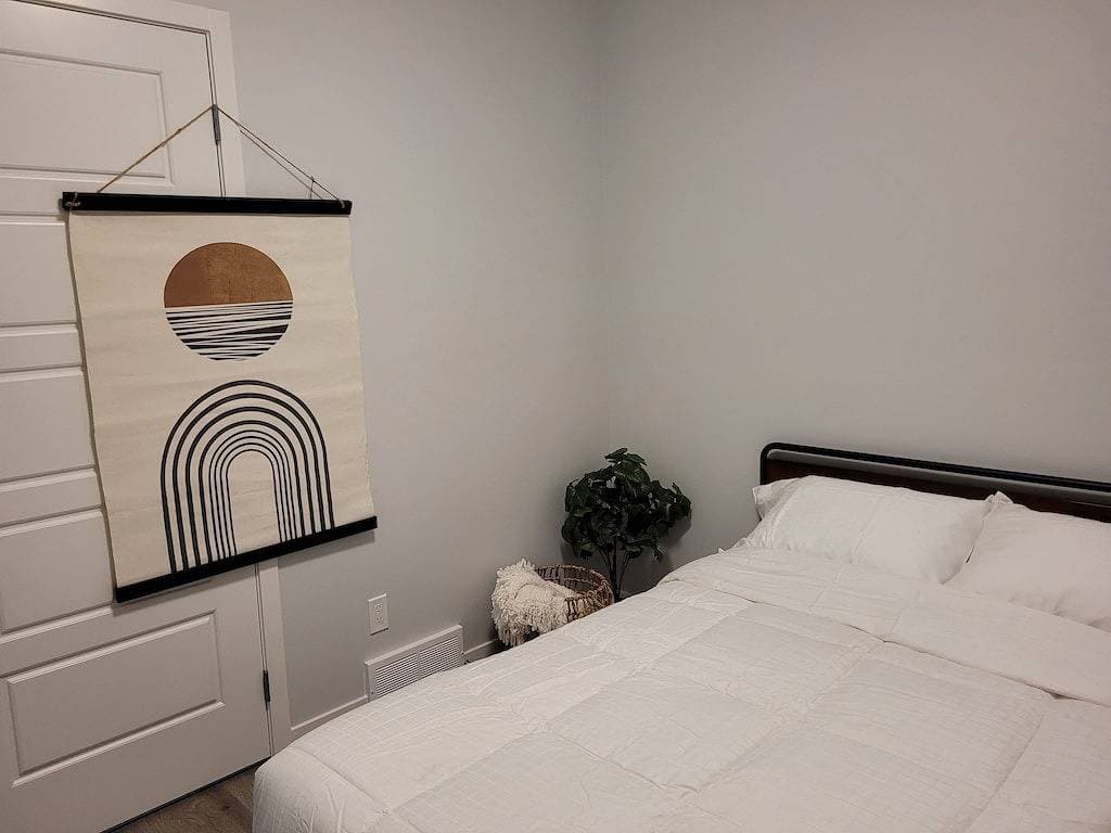 Foto 12 von 19: Affordable Luxury – 2-Bedroom Suite in Wolf Willow, Calgary!