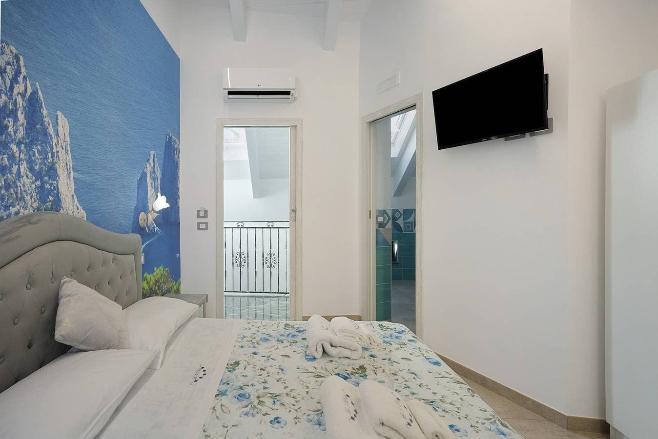 Foto 9 von 23: Zimmer 'Capri' mit Bergblick, WLAN und Klimaanlage
