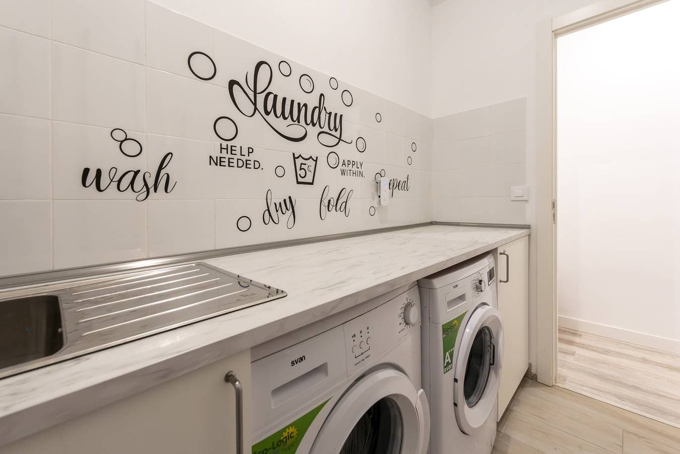 Foto 6 von 23: M Madrid: habitación con comodidad y zona