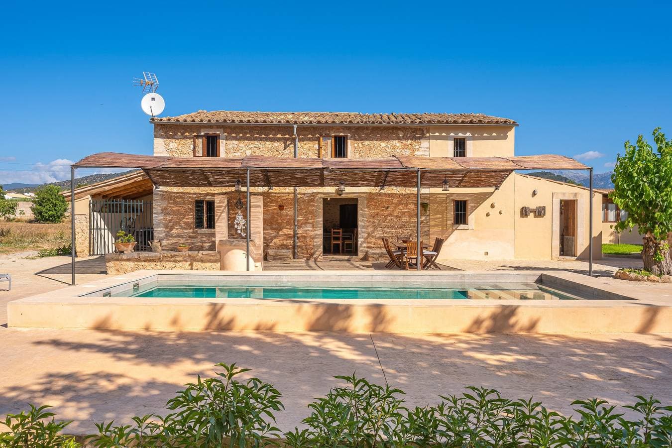 Foto 2 von 30: Ferienhaus Es Verger mit Bergblick, Pool, Garten und Terrasse