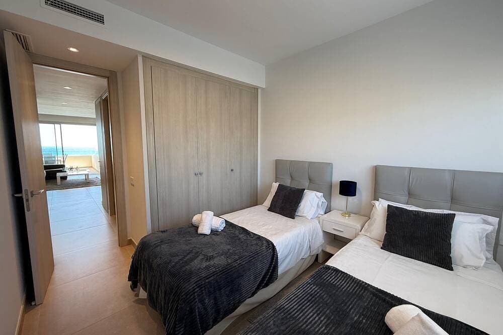 Foto 9 von 30: Wonderful sea views, super modern building with swimming pool and gym.