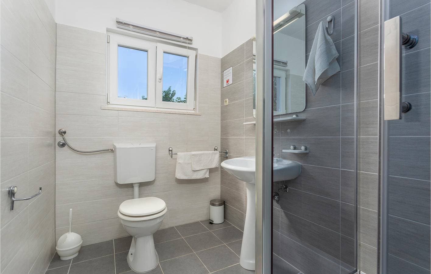 Foto 13 von 39: Gemütliche Ferienwohnung mit Terrasse und Pool, 1000 m vom Strand von Jert entfernt