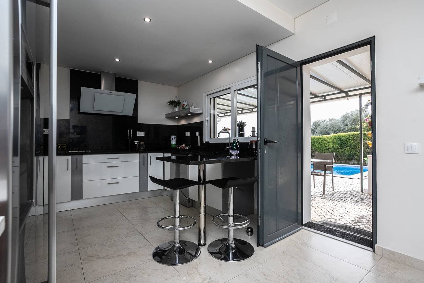 Foto 10 von 51: Charming Villa with Private Pool (4V4)