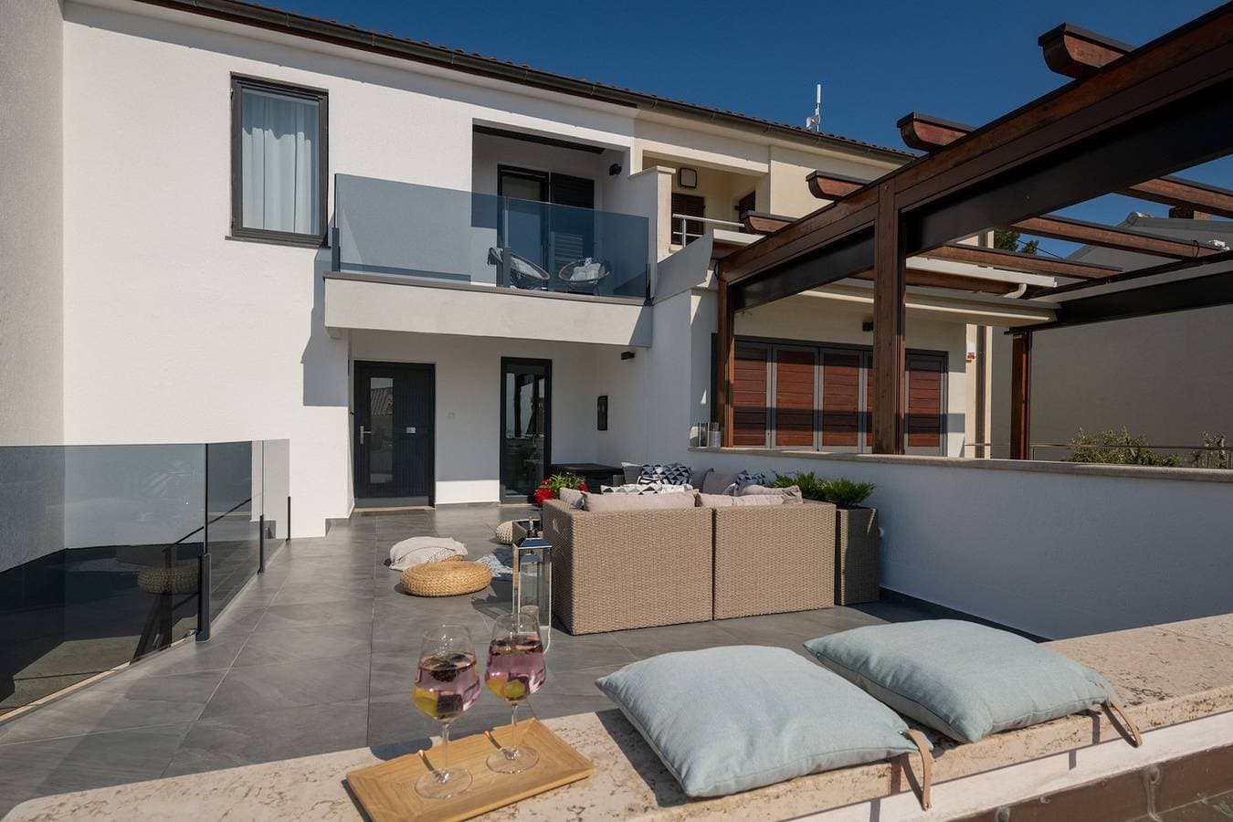 Foto 11 von 44: Sea view modern spacious lounge house