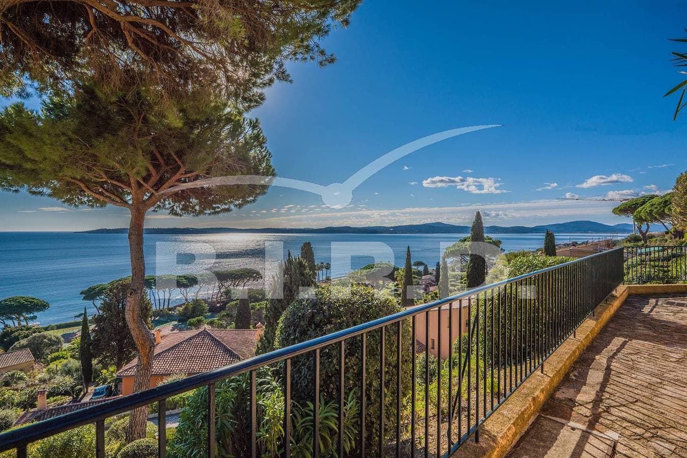 Foto 10 von 13: Wohnung in Sainte-Maxime mit Panoramablick aufs Meer, Schwimmbad und privatem Strandzugang