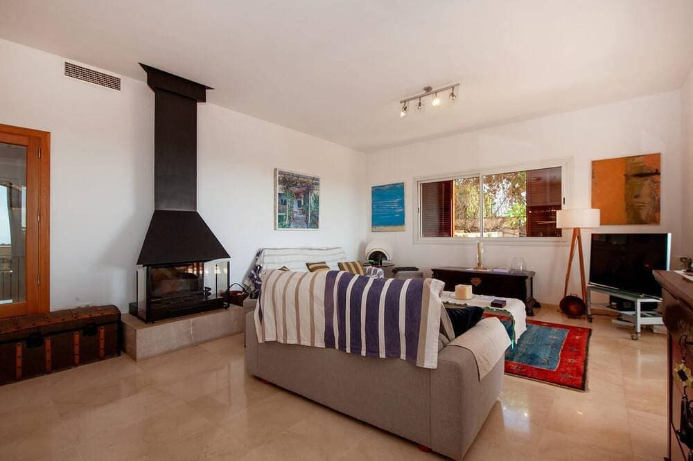 Foto 6 von 30: Wunderschönes Haus in Calvia mit privatem Swimmingpool, der sowohl drinnen als.