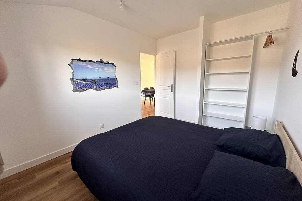 Foto 3 von 30: Apartment-L'Observatoire-Apartment-Ensuite mit Dusche-Bergblick