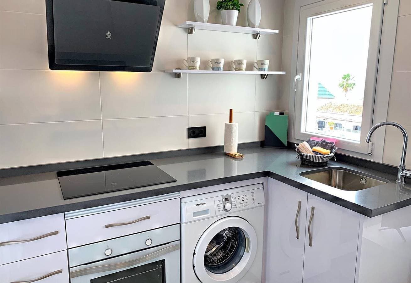 Foto 3 von 17: Schöne moderne Ferienwohnung in erster Linie am Strand mit Meerblick, WLAN, Klimaanlage und Balkon
